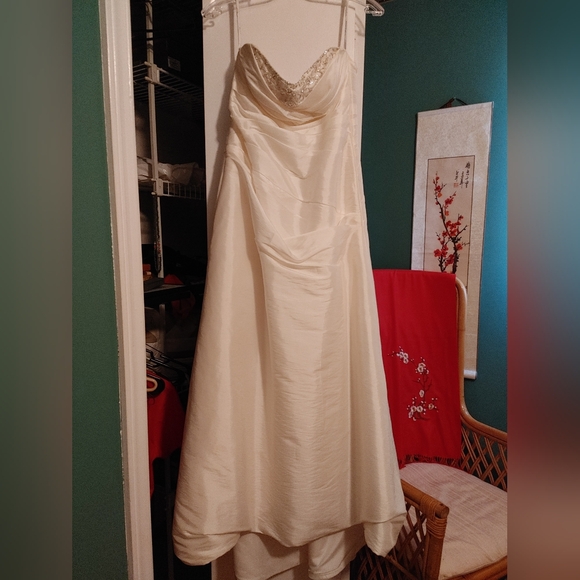 Wedding dress - Picture 1 of 5